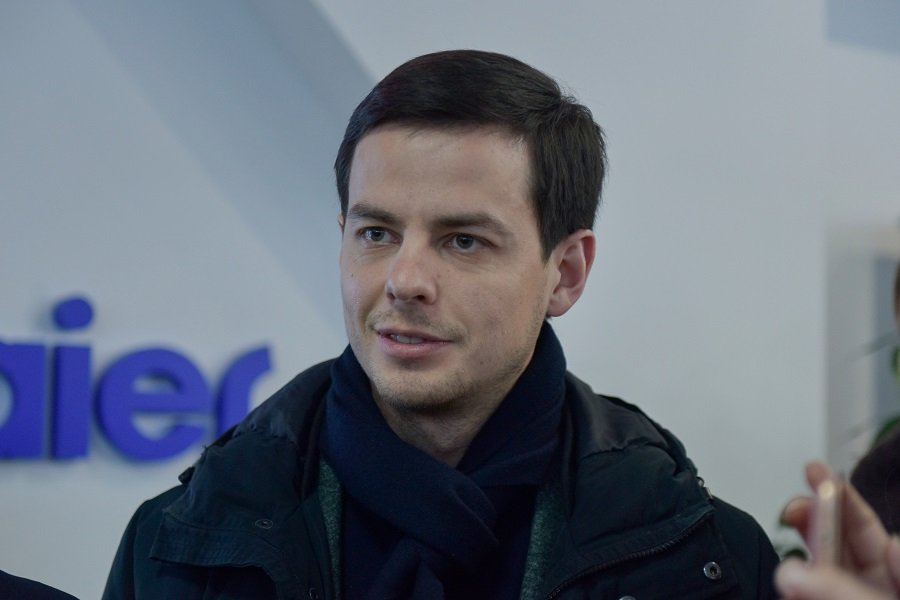 «Карманов нет, да? Специально, наверное, чтобы ничего не вынесли» «Карманов нет, да? Специально, наверное, чтобы ничего не вынесли»