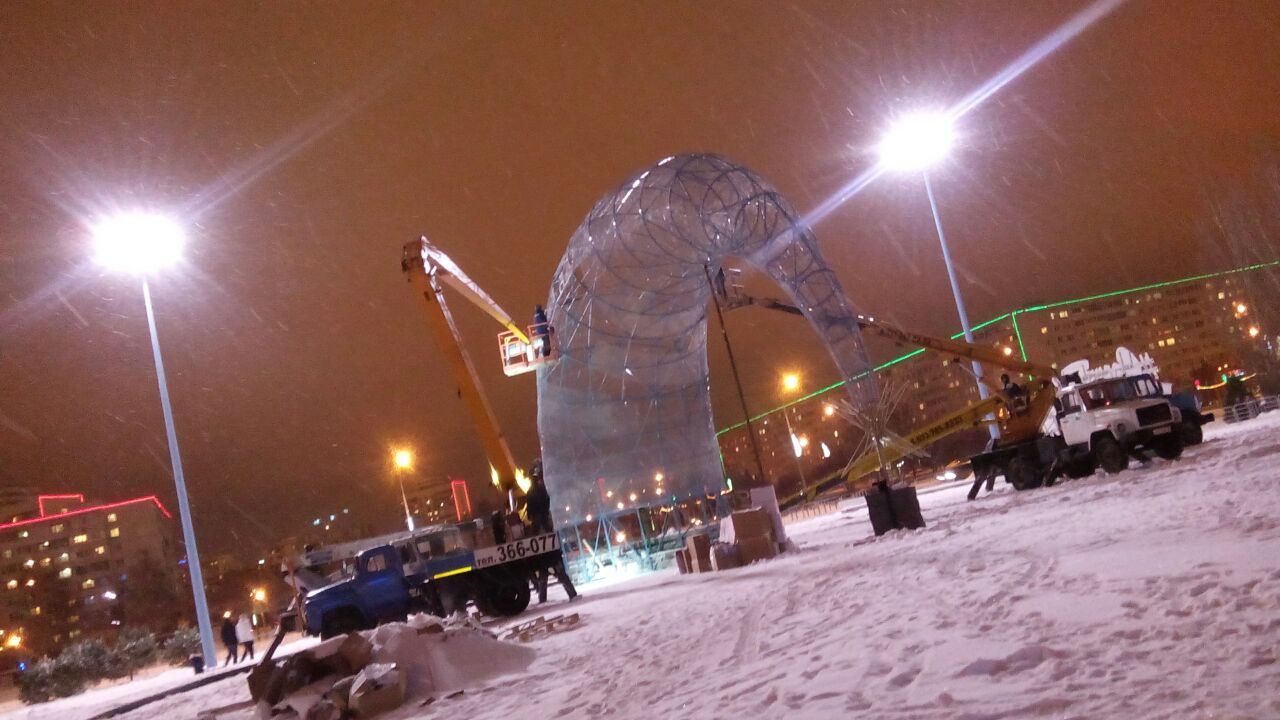 На площади Азатлык поставили вторую елку и испытали иллюминацию (первые фото) На площади Азатлык поставили вторую елку и испытали иллюминацию (первые фото)