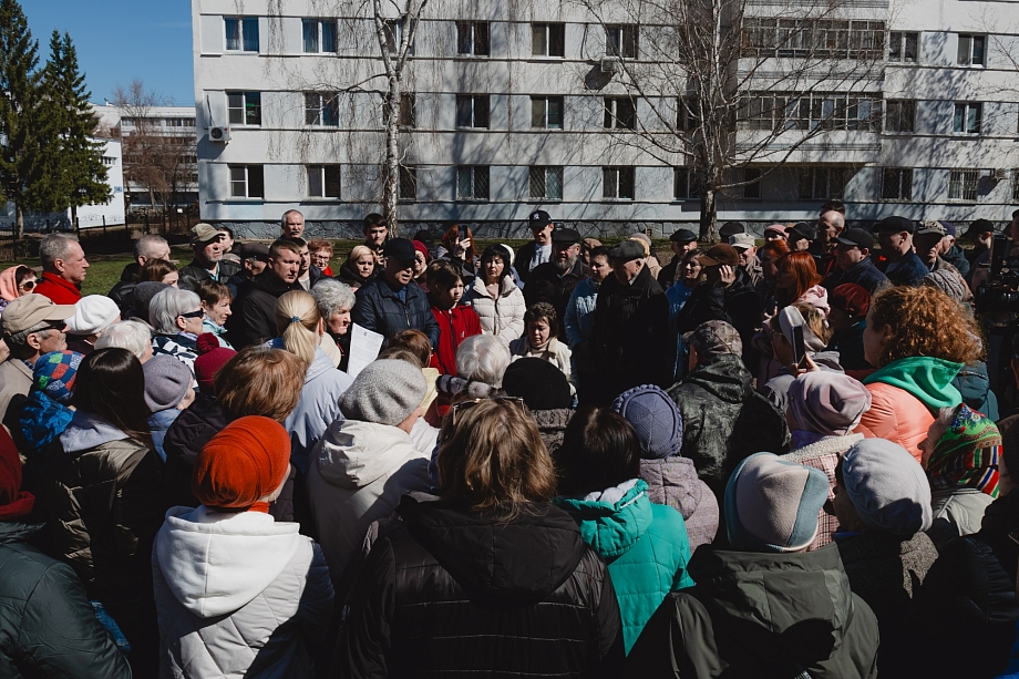 Харисов и Гурьева пришли в бунтующий против застройки 49 комплекс (видео)