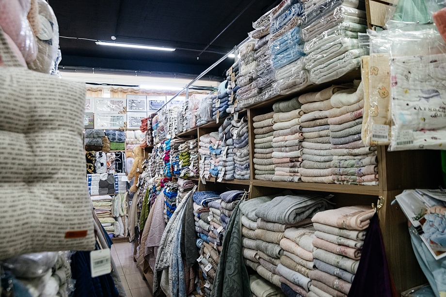 От халатов до комплектов белья от поставщика IKEA: в Челнах работает масштабный магазин текстиля