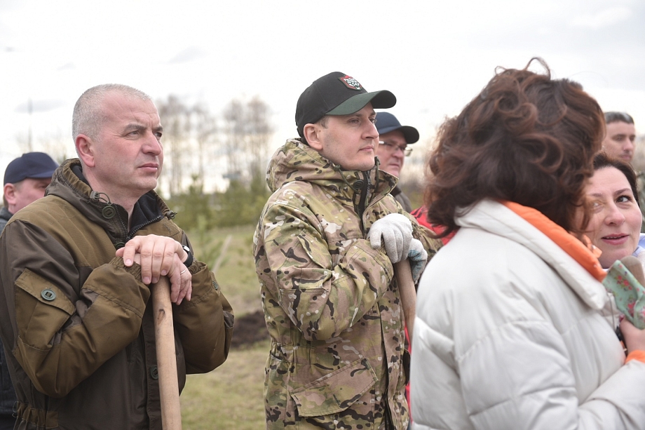 Депутаты, чиновники и новый эколог Челнов убрали мусор и посадили деревья 